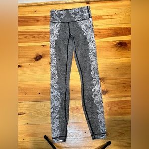 Lululemom printed capri size 4 like new